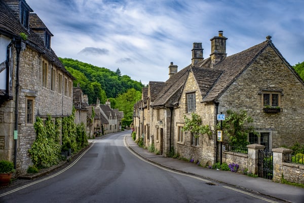shot-brick-stone-houses-main-street-castle-combe-uk